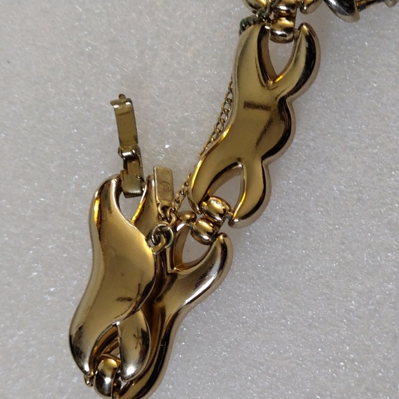 Monet beautiful faux gold linked bracelet. - Picture 4 of 8